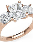 Inel de Logodnă Duchesse Lumière Radiant și Rotund cu Trei Diamante Naturale de 2.45 ct