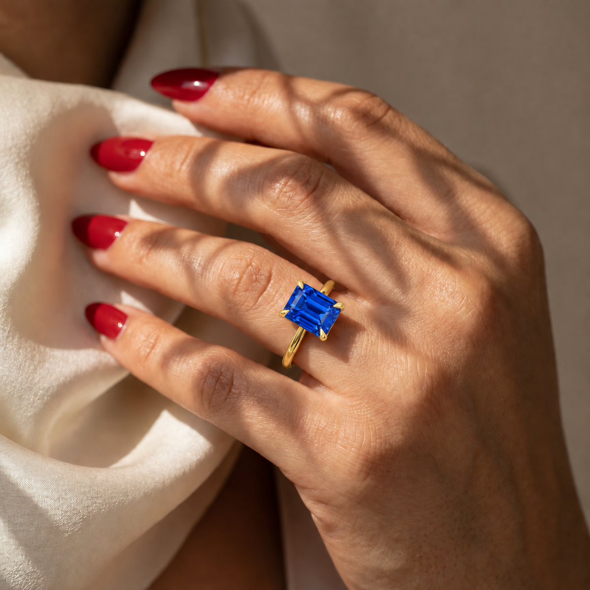 Inel de Logodnă Raphael din Aur 14k cu Safir Creat în Laborator Emerald Cut 7x9 mm din 14k Aur Galben - Castelo.ro