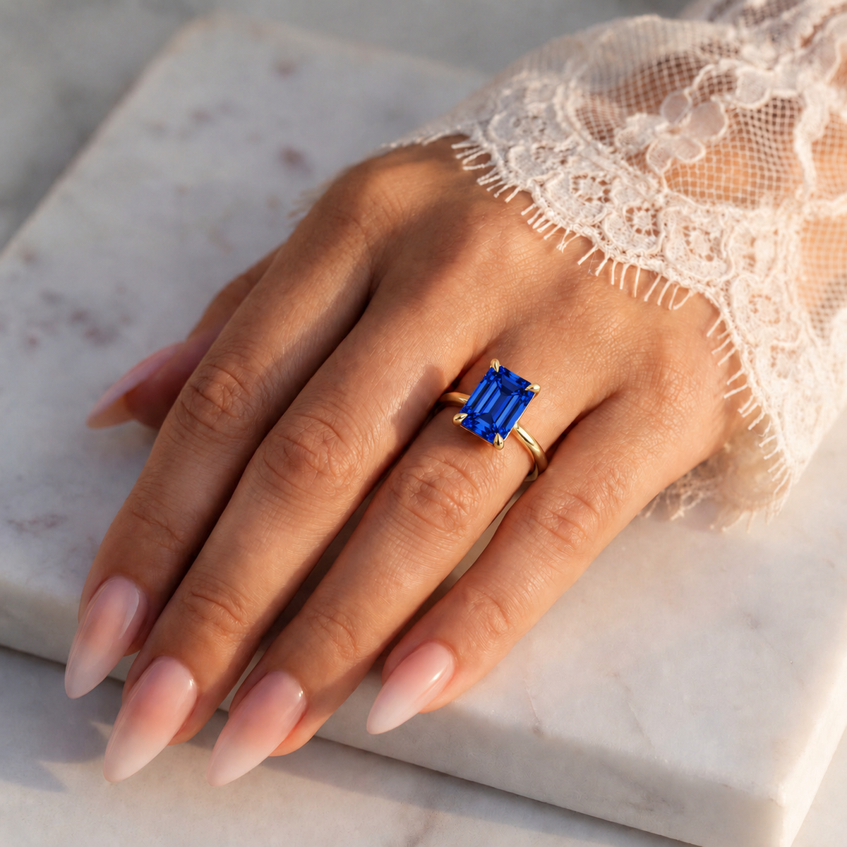 Inel de Logodnă Raphael din Aur 14k cu Safir Creat în Laborator Emerald Cut 8x10 mm din 14k Aur Galben - Castelo.ro
