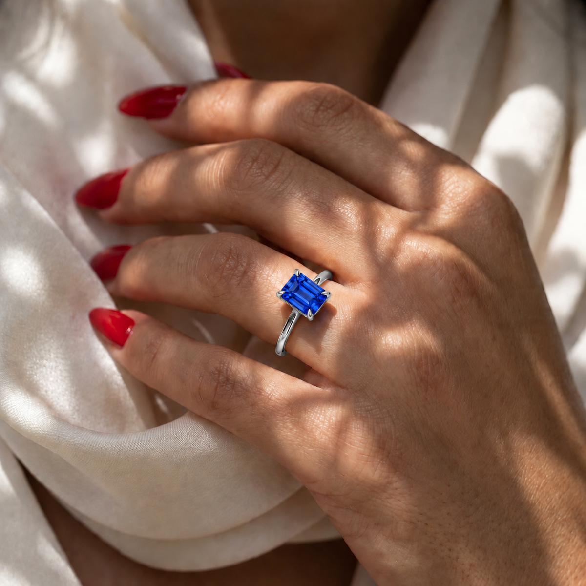 Inel de Logodnă Raphael din Aur 14k cu Safir Creat în Laborator Emerald Cut 6x8 mm din 14k Aur Alb - Castelo.ro