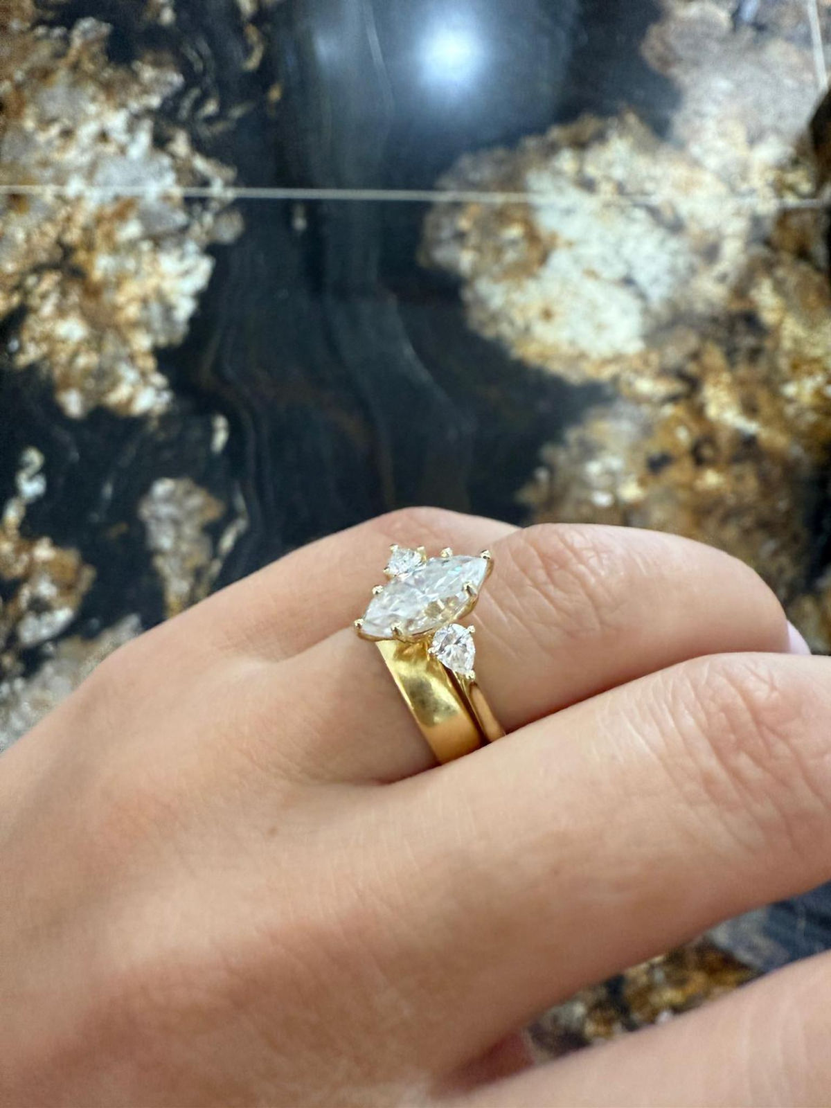 Poză reală inel de logodnă cu marquise și două pere, aur galben 14k, purtat pe deget