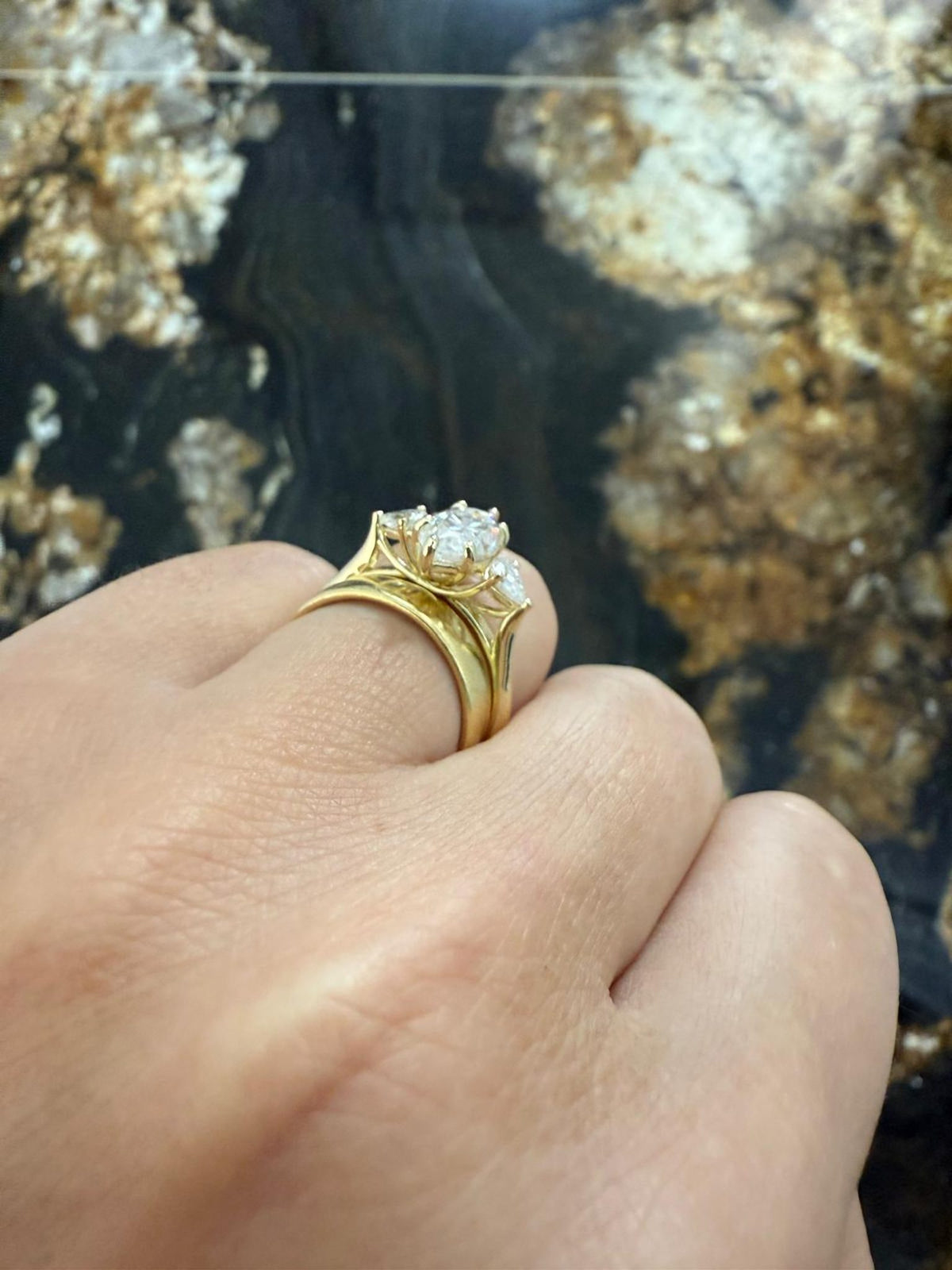 Poză reală inel de logodnă cu marquise și două pere, aur galben 14k, profil pe mână