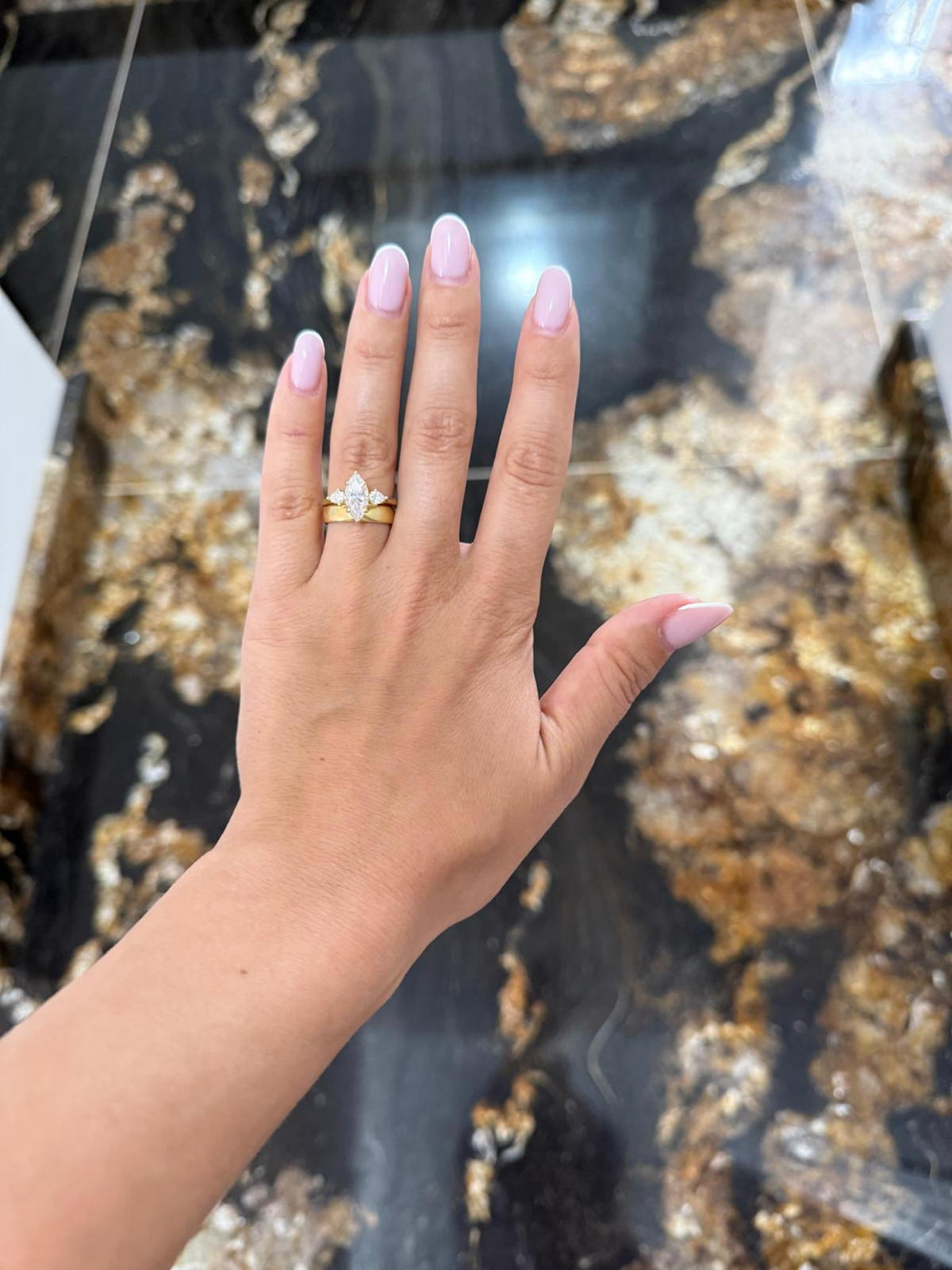 Poză reală inel de logodnă cu marquise și două pere, aur galben 14k, pe mâna întinsă