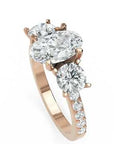 Inel de Logodnă Oval & Round Pave cu Trei Diamante Create în Laborator de 2.5 ct