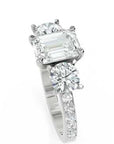 Inel de Logodnă Monaco L'Emeralde cu Trei Moissanite de 2.6 ct