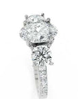 Inel de Logodnă Oval & Round Pave cu Trei Diamante Create în Laborator de 2.5 ct