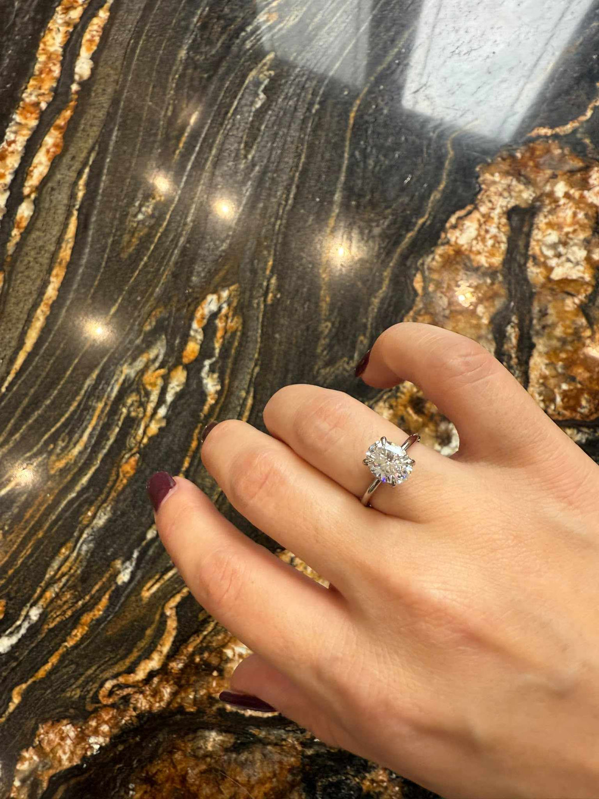Inelul purtat pe deget, fotografiat de noi. Aur Solid 14k Alb. – Inel de Logodnă Solitaire Oval cu Halo Ascuns din Aur 14k cu Diamant Creat în Laborator de 1.2 ct
